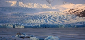 Soleil couchant sur le Fjallsárlón – un lac gelé bordant le plus grand glacier du monde