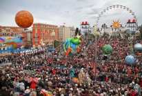 Carnaval de Nice 2010 – le Corso carnavalesque enflamme la Place Masséna
