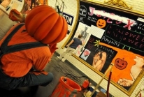 Troy Henriksen amène l’Halloween disneyien dans le métro parisien