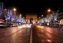 Les Champs-Elysées s’illuminent du bleu européen pour Noël
