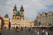 Prague – Notre-Dame de Týn hussite culmine sur la vieille ville