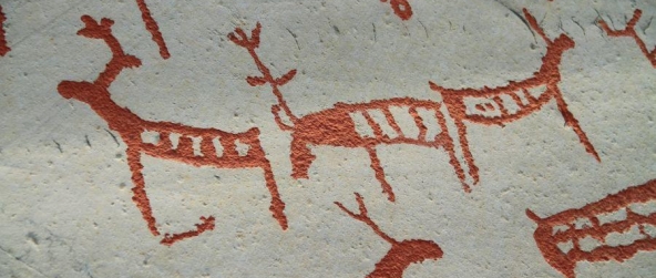Gravures rupestres d’Alta–des rennes de l’âge de pierre gravés le long des fjords