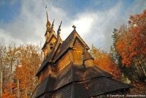Stavkirke de Fantoft : une église norvégienne en bois debout dans la forêt d’automne