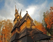 Stavkirke de Fantoft : une église norvégienne en bois debout dans la forêt d’automne