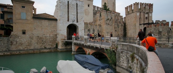 Sirmione – la forteresse Scaliger défend le Lac de Garde pour Vérone